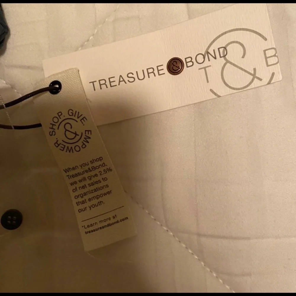 NWT Treasure Bond Long Sleeve Blouse Blue Slate Key Hole Button Back Neutral - Picture 3 of 8